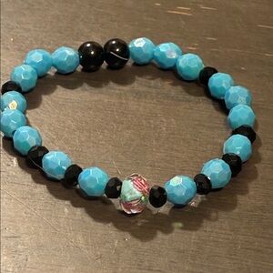 Elegant Beaded Bracelet in Turquoise and Black